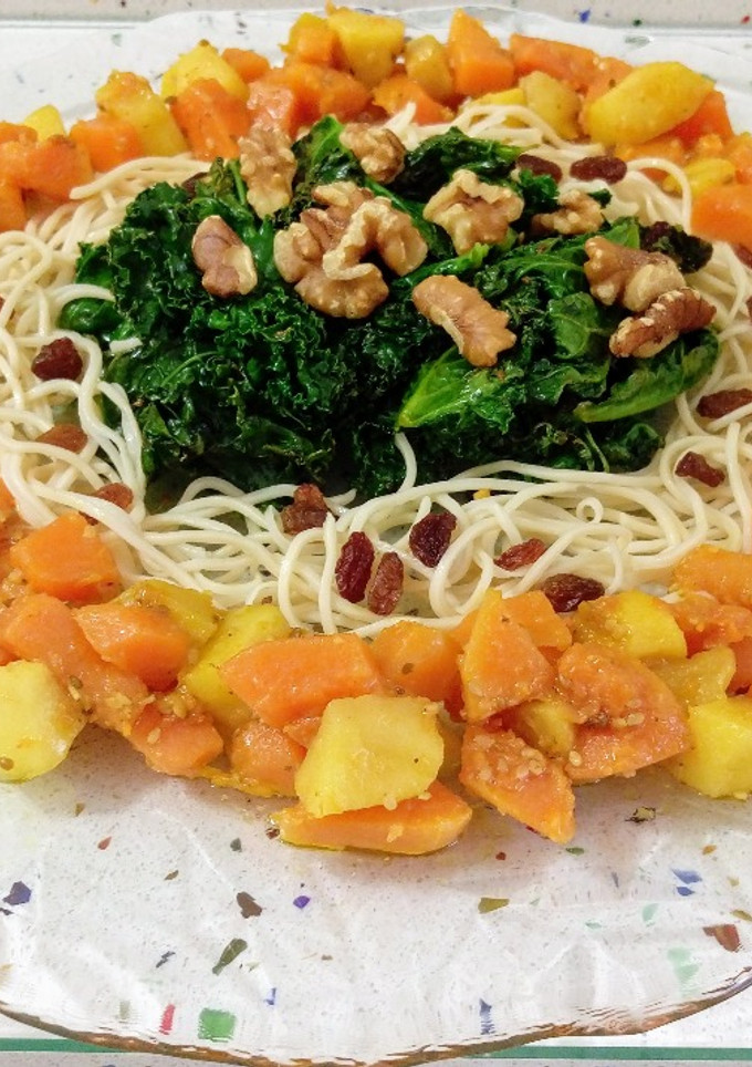 Una foto de Kale y fideos chinos con salteado de frutas, verduras y frutos secos