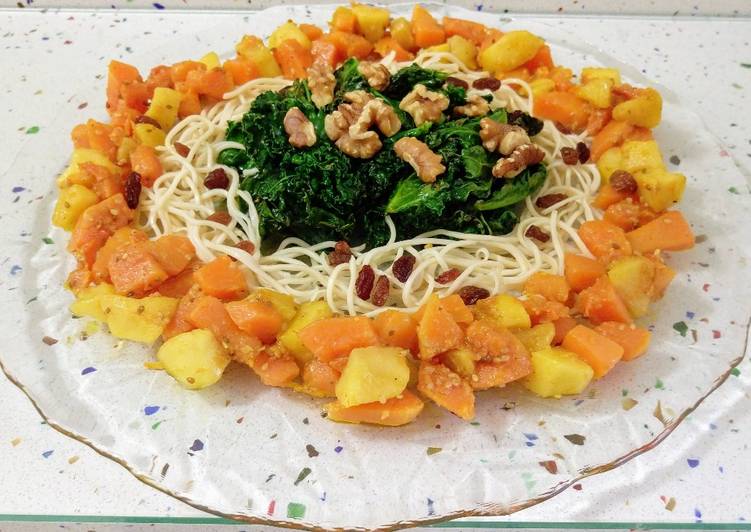 Kale y fideos chinos con salteado de frutas, verduras y frutos secos