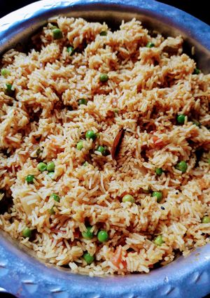 टोमॅटो मटार राईस (Tomato matar rice recipe in marathi) रेसिपी चे मुख्य फोटो