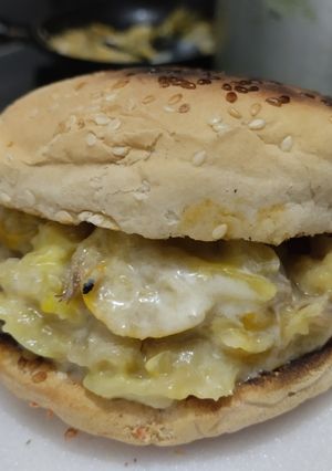 Una foto de Sándwich🥙de berenjena,🍆calabacín y queso🧀crema🥯