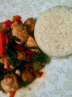 Una foto de Pollo salteado con arroz blanco