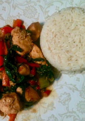 Una foto de Pollo salteado con arroz blanco