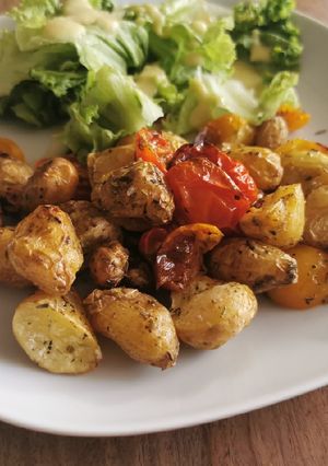 Une photo de Pommes de terre grenaille et tomates cerises