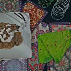 A picture of Shahi white qorma with green roti.