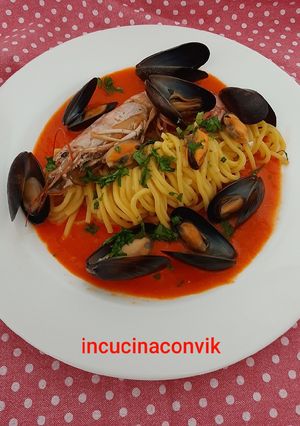 Foto di Tonnarelli su gazpacho di peperoni con cozze e gamberi
