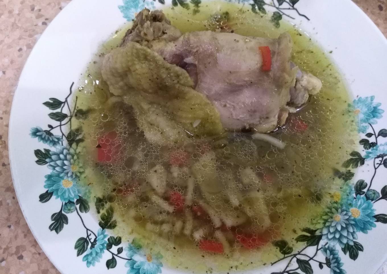 Sopa verde de pollo