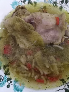 Una foto de Sopa verde de pollo