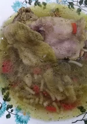 Una foto de Sopa verde de pollo