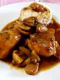 Muslitos de pollo en salsa con setas y canela