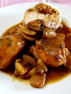 Una foto de Muslitos de pollo en salsa con setas y canela