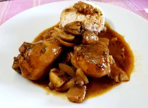 Foto principal de Muslitos de pollo en salsa con setas y canela