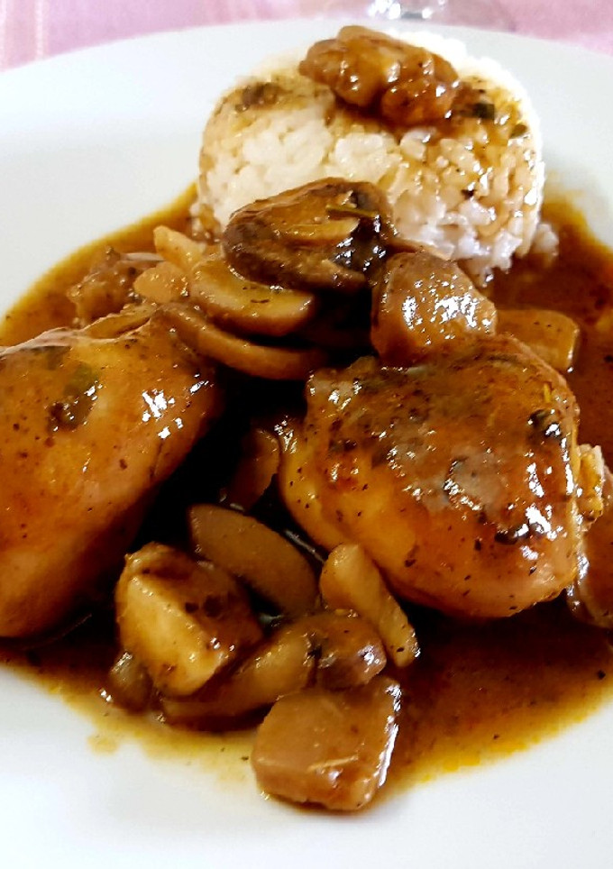 Una foto de Muslitos de pollo en salsa con setas y canela