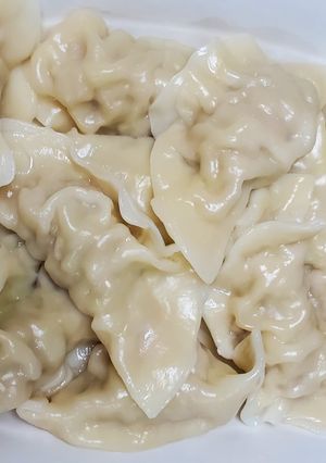 A picture of Pork and Yellow Chive Dumplings.