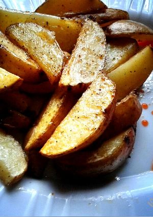 A picture of Spicy baked potatoes wedges.