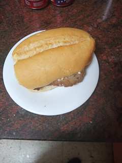 Una foto de Bocadillo de filete empanado con tomate, escarola y alioli