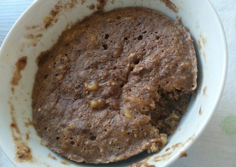 Bolo de caneca de banana com cacau