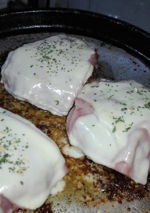 Una foto de Hamburguesas gigantes caseras gratinadas!!