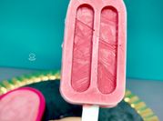 Una foto de helado de fruta congelada