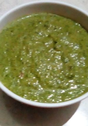 A picture of Green chutney.