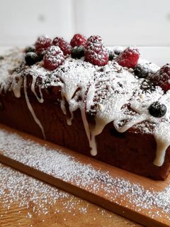 Una foto de Plumcake de frutos del bosque y nueces con chocolate blanco