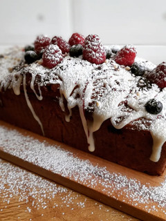 Una foto de Plumcake de frutos del bosque y nueces con chocolate blanco