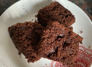 Una foto de Torta tipo brownie con bananas