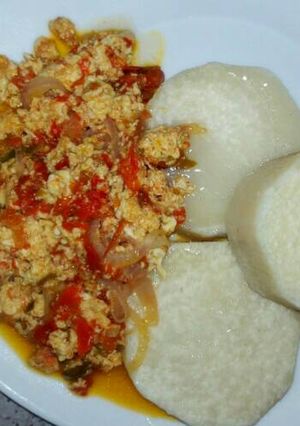 A picture of Boiled yam and egg sauce.