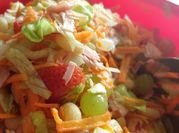Una foto de ensalada de mandarina con pepino