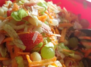 Una foto de Ensalada fresca con fresas y uvas