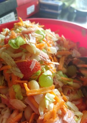 Una foto de Ensalada fresca con fresas y uvas