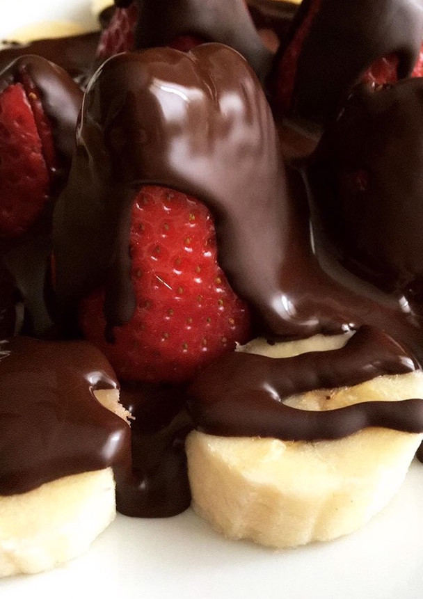 Una foto de Fresas con plátano y chocolate negro