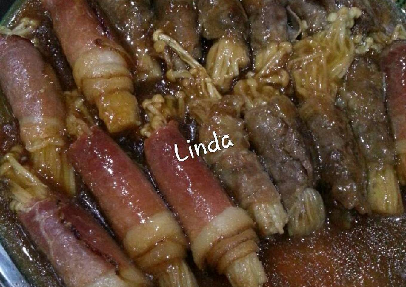 Beef enoki roll with sauce