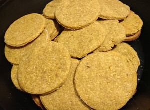 Una foto de Galletitas de curry y ajo. Sin gluten