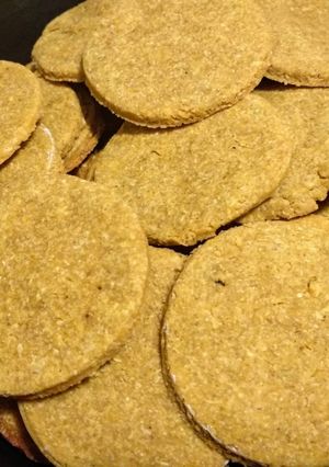 Una foto de Galletitas de curry y ajo. Sin gluten