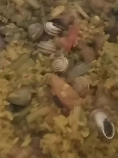 Una foto de Arroz con conejo y caracoles