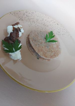 Foto di Raviolo aperto integrale con filigrana al prezzemolo,con funghi e ricotta