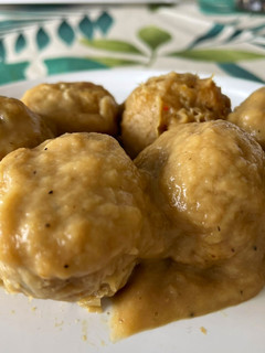 Una foto de Albóndigas de merluza y langostinos