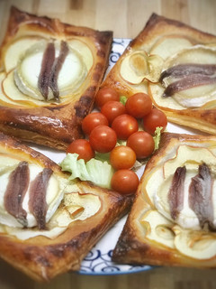 Una foto de Hojaldres de manzana con queso de cabra y anchoas