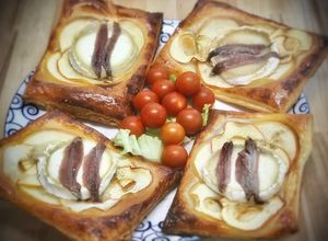 Foto principal de Hojaldres de manzana con queso de cabra y anchoas