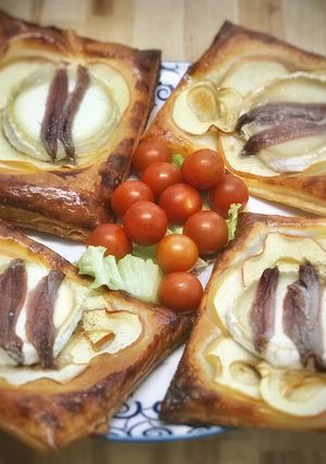 Foto principal de Hojaldres de manzana con queso de cabra y anchoas