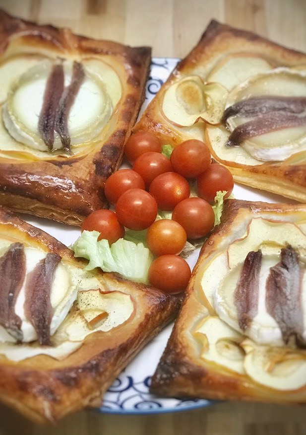 Una foto de Hojaldres de manzana con queso de cabra y anchoas