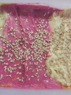Una foto de Hummus de colores