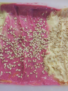Una foto de Hummus de colores