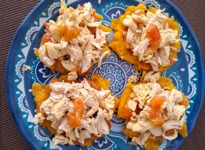 Una foto de Patacones con pollo desmechado y hogao