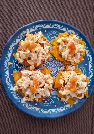 Una foto de Patacones con pollo desmechado y hogao