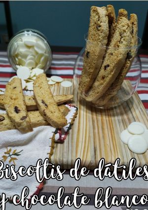 Una foto de Biscottis de dátiles y chocolate blanco
