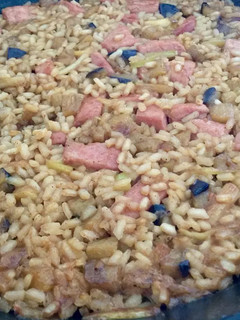 Una foto de Arroz con atún, ajetes y berenjena