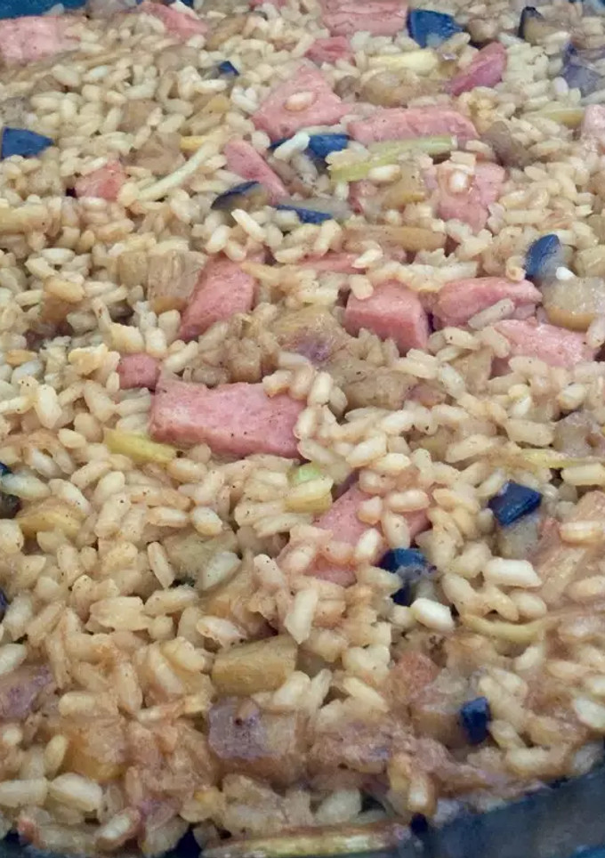 Una foto de Arroz con atún, ajetes y berenjena