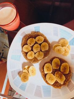 Una foto de Pancakes de avena almendra y banano 🍌🥞
