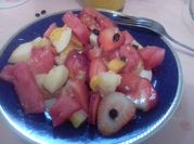 Una foto de ensalada de frutas con sandía